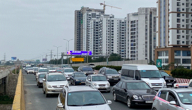 Video: Cao tốc Pháp Vân - Cầu Giẽ tắc cứng 10km, CSGT yêu cầu xả trạm
